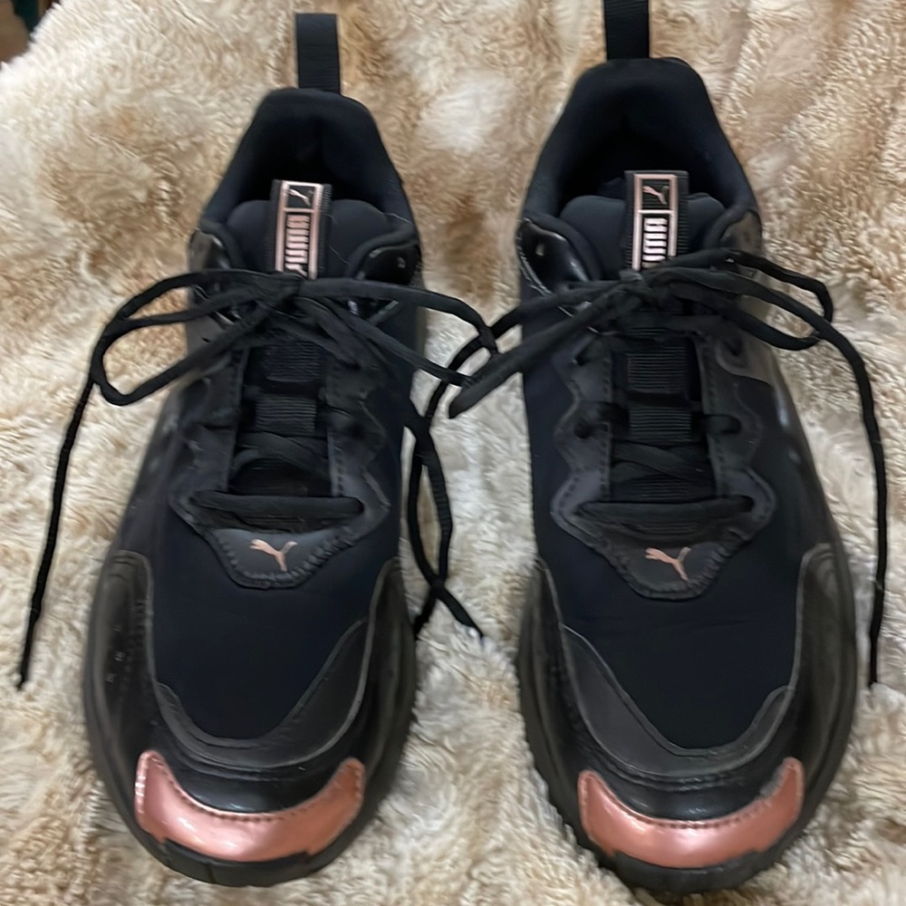 EUC Puma Sneakers Black with Rose Hold contrast in size 7.5